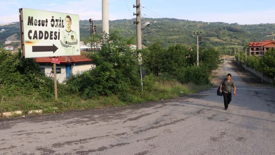 Mesut Özil'in memleketindeki o tabela değişti!