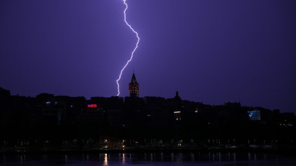 Dün gece dakikada 60 şimşek çaktı