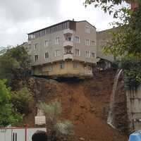 Beyoğlu'ndaki bina yıkıldı!