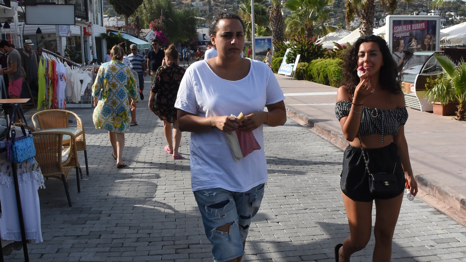 Yırtık pantolonlu prenses