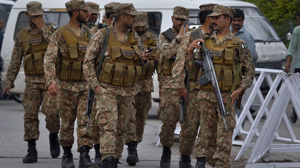 Pakistan'da milletvekili adayına bombalı saldırı!