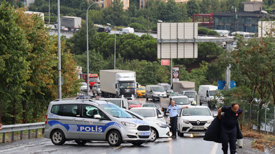 İkitelli'de TIR yan yattı!