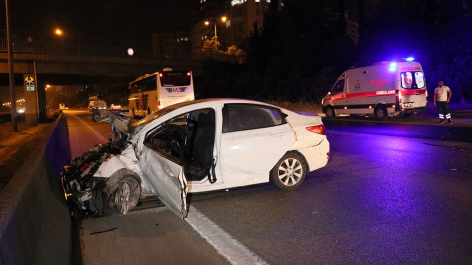 Adana'da otomobil bariyerlere çarptı