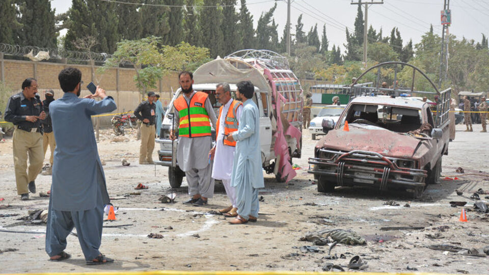 Pakistan'da oy kullanma merkezine saldırı: 28 ölü