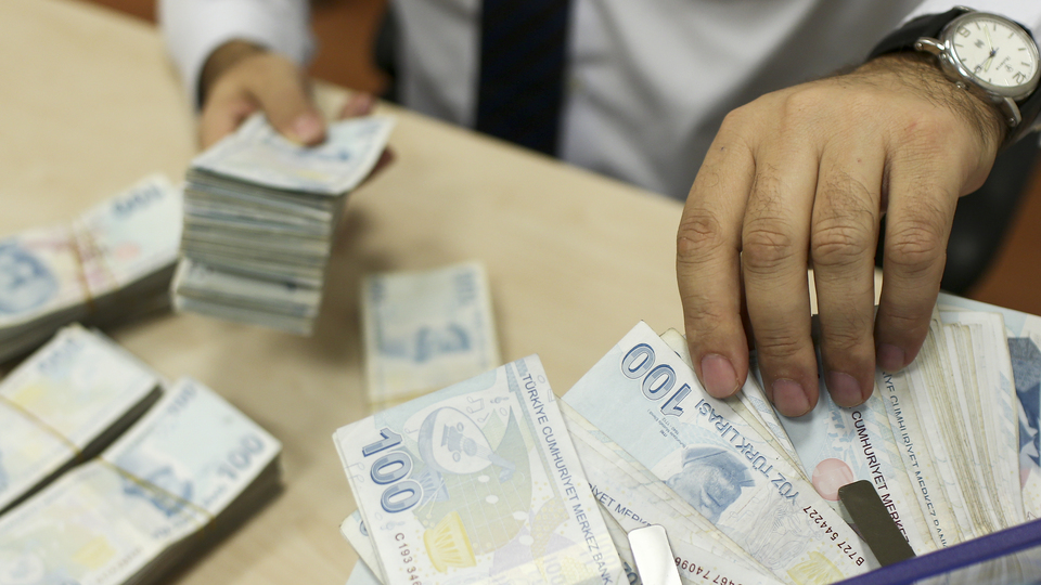 "Bankalar kredilerin yönetiminde yetersiz kaldı"