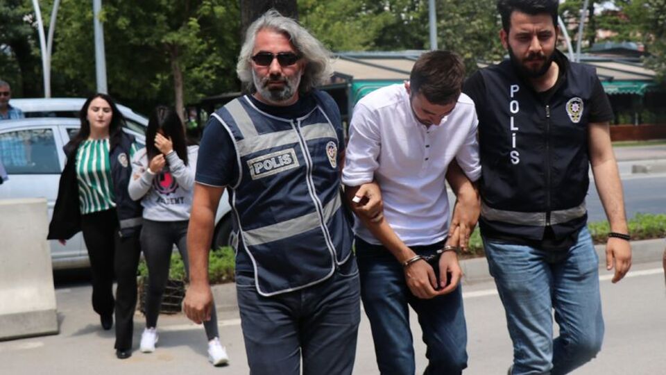 Dolandırıp, elini öptüler!