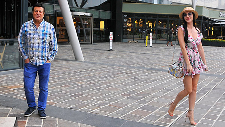 Kadın arkadaşıyla aynı kareye girmek istemedi