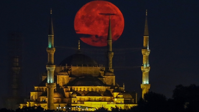 İstanbul'da dolunay görenleri hayran bıraktı