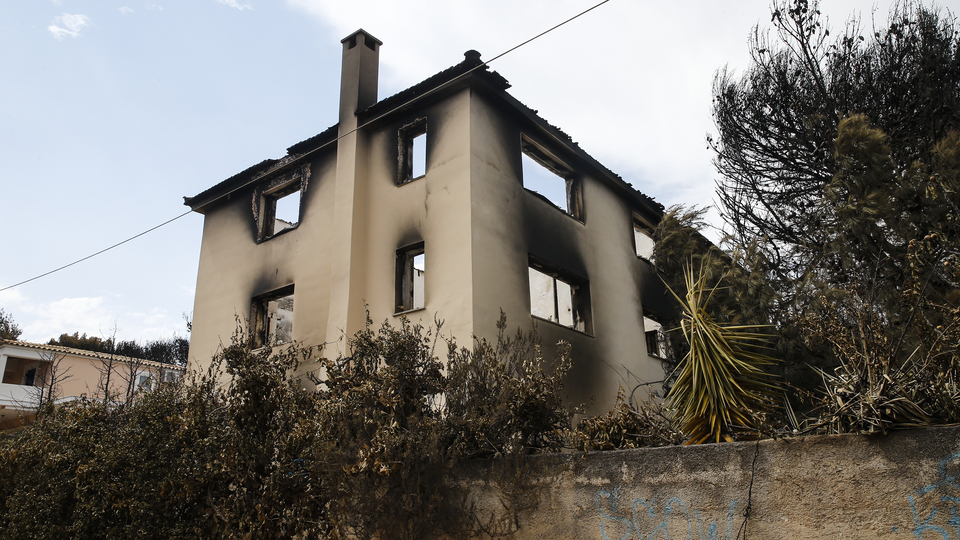 Efsane Yunan yönetmenden geriye kalanlar kül oldu!