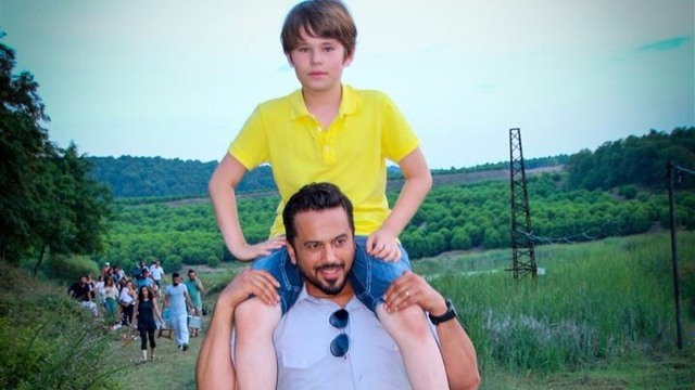 Emre Altuğ sırtında çocuk taşıdı