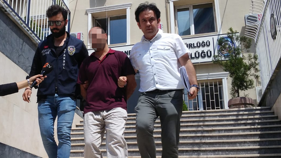 Şapka detayından tespit edildi!