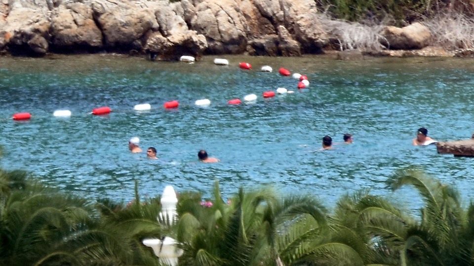 Bodrum'a özel jetle geldi, koruma ordusuyla denize girdi!