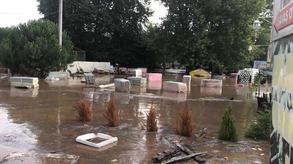 Gebze'de sel felaketi! Ekipler mahsur kalanlar için seferber oldu