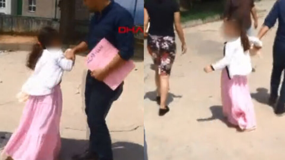 İsyan ettiren görüntü! Küçük kızı icra memurları böyle götürdü