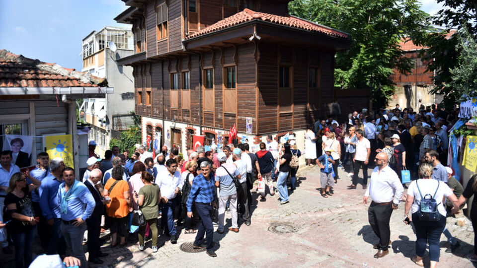 Meral Akşener'i ikna konvoyu! Evinin önünde toplanıyorlar