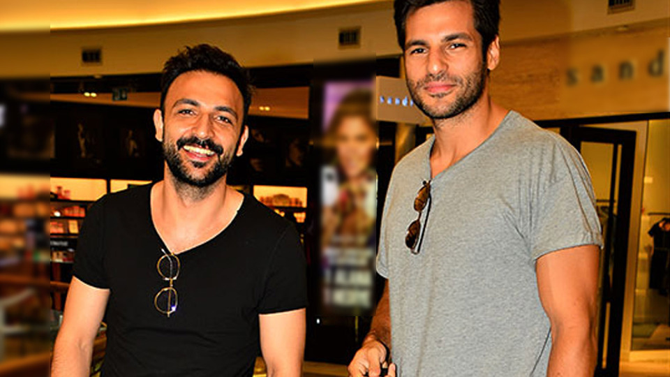 Rol arkadaşları alışveriş turunda karşılaştı