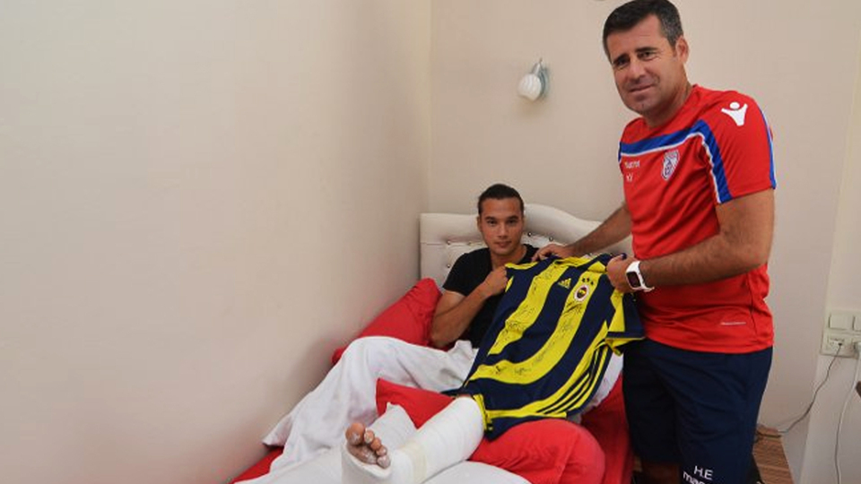 Genç futbolcuya 'geçmiş olsun' jesti