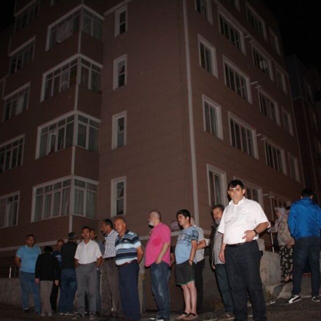 Elektriksiz kalan sitede onlarca kişi mağdur