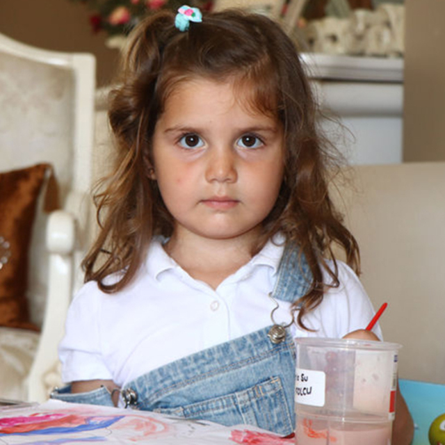 Önlük giyen herkesten korkuyor! Sebebi şoke etti!