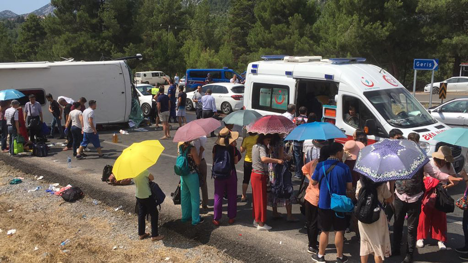 Yaralılar yola savruldu! 2 kişi can verdi!