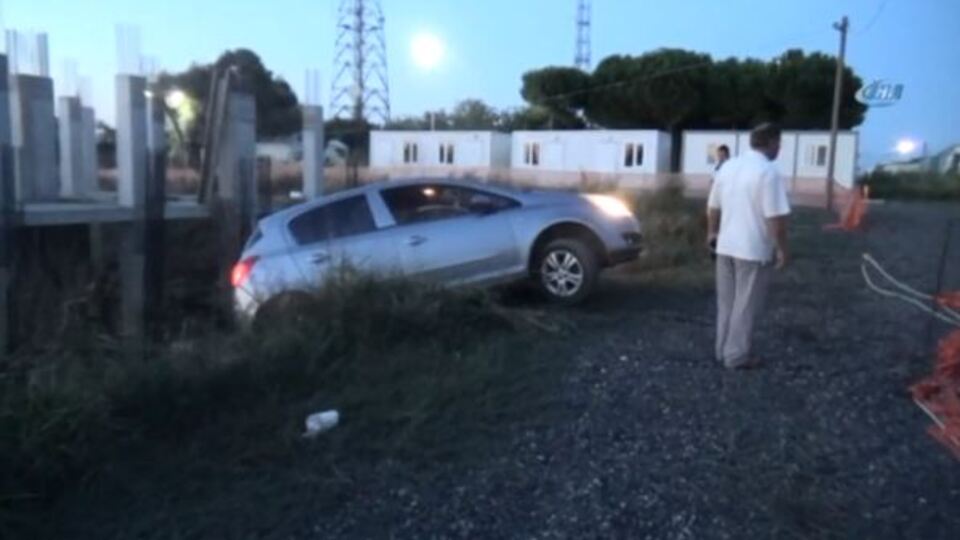 Uçurumu son anda farketti, otomobil asılı kaldı