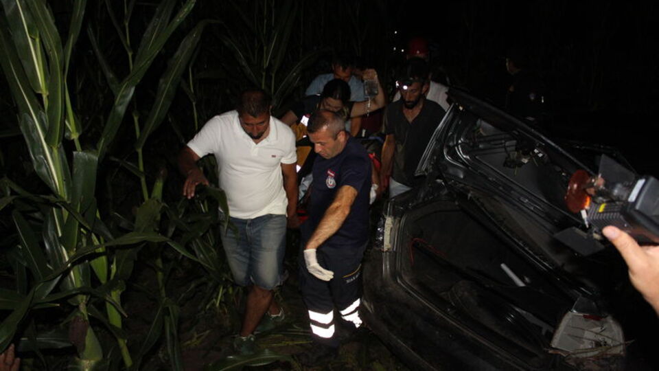 Kaza yapan sürücüyü telefon ışıklarıyla aradılar