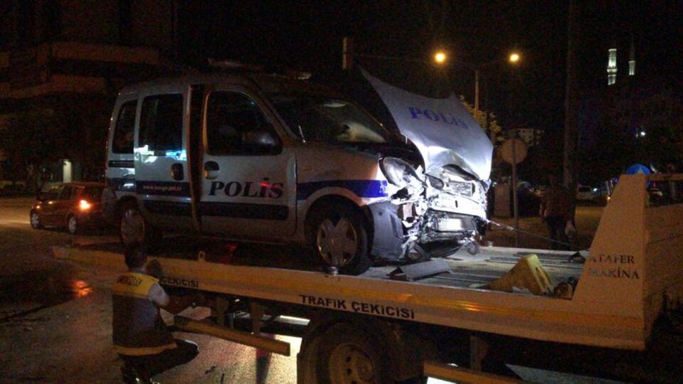 Polis aracına çarpan alkollü sürücü kendisini ve 2 polisi yaraladı