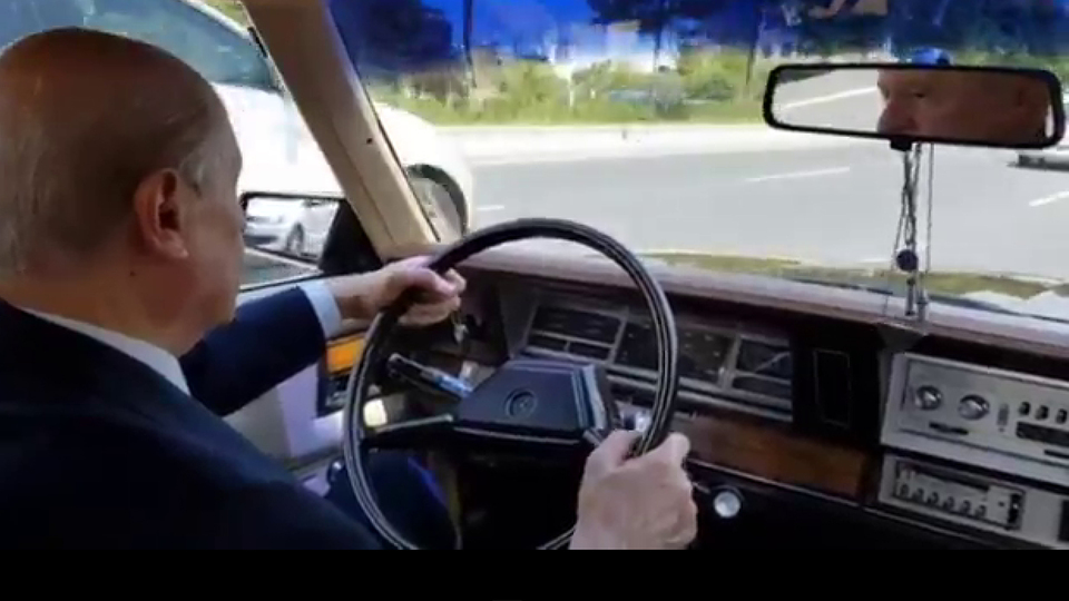 Bahçeli, klasik otomobiliyle Ankara'yı gezdi