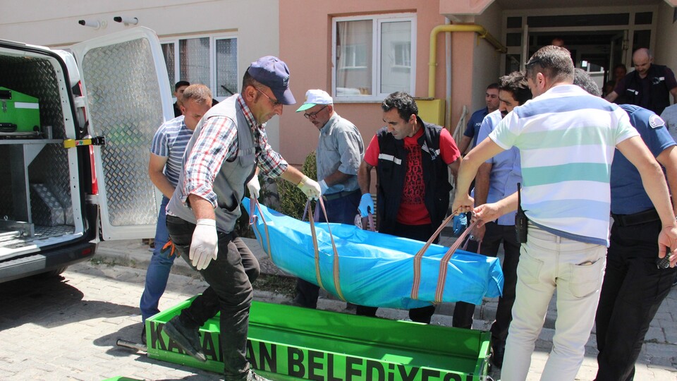 Bir çocuk annesi kadın evinde ölü bulundu
