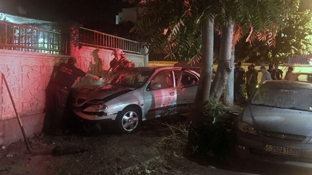 İzmir'de duvara çarpan otomobilde yangın çıktı