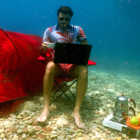 Ünlü oyuncu deniz dibine kamp kurdu