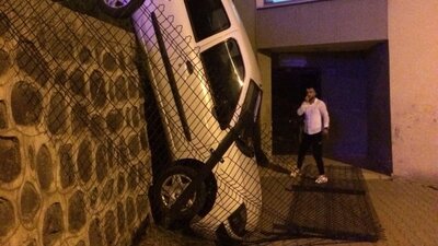 İstinat duvarında asılı kaldı!