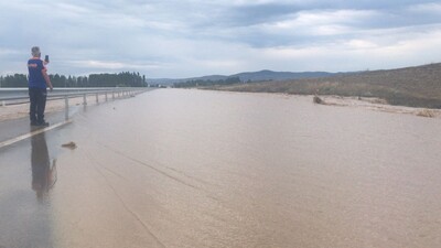 Afyonkarahisar'da sel felaketi! Araçlar yolda mahsur kaldı