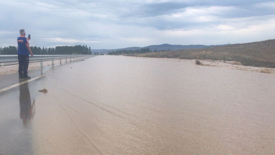 Afyonkarahisar'da sel felaketi! Araçlar yolda mahsur kaldı
