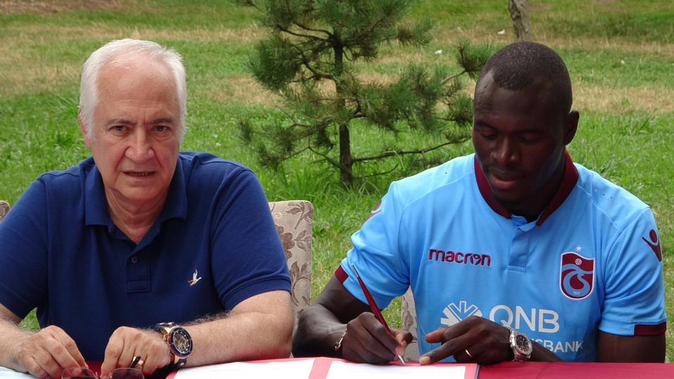 Toure resmi imzayı attı