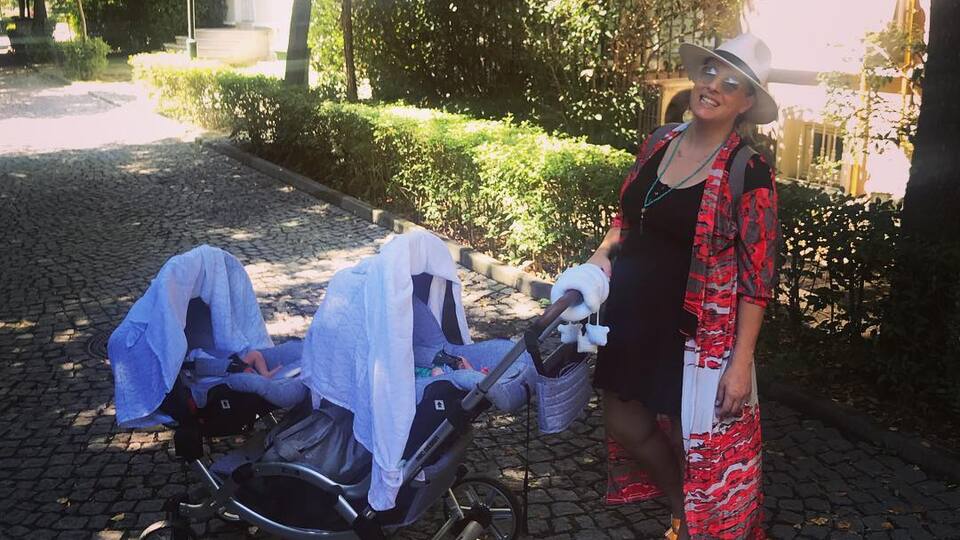 Doğa Rutkay ikizleriyle gezmeye çıktı