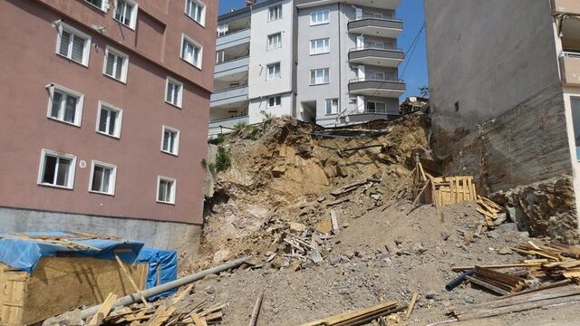 Apartmanın altı oyuldu, vatandaşlar korkudan evlerine giremiyor