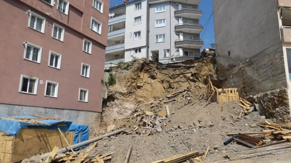 Apartmanın altı oyuldu, vatandaşlar korkudan evlerine giremiyor