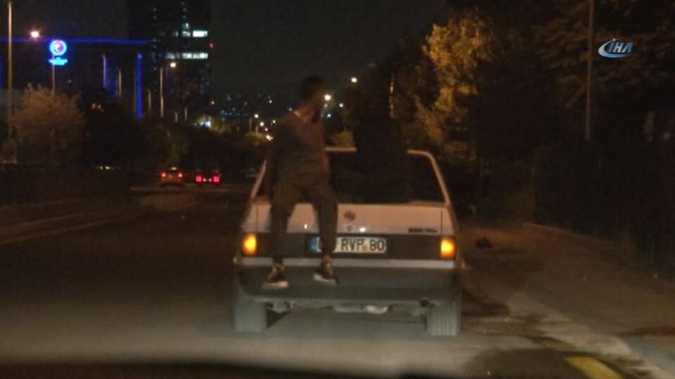 Bagaj kapağı üzerinde tehlikeli yolculuk