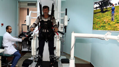 Tekerlekli sandalyeyle geldiği hastaneden yürüyerek çıktı