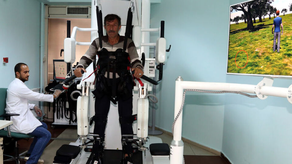 Tekerlekli sandalyeyle geldiği hastaneden yürüyerek çıktı