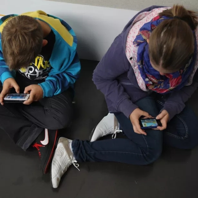 Okullara akıllı telefon yasağı getirdi!