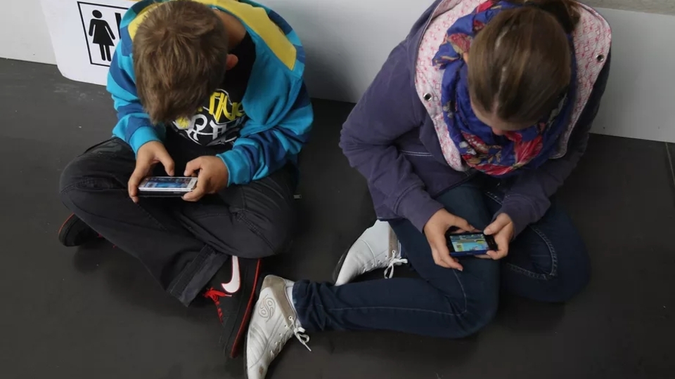Okullara akıllı telefon yasağı getirdi!