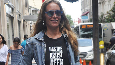 Yaz sıcağında kot ceketle gezdi