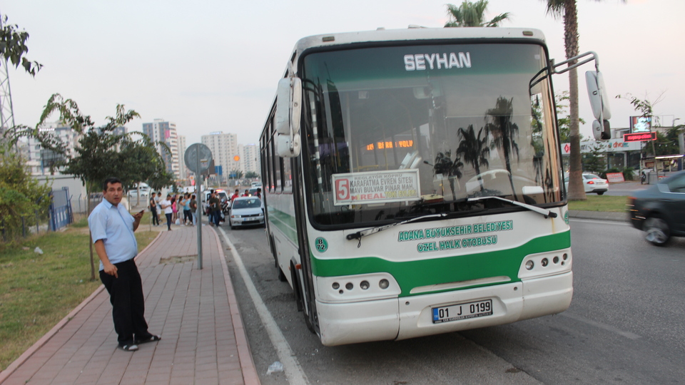 Korkunç olay! Otobüs şoförü sopalarla dövüldü