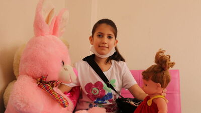 Sadece 10 yaşında! Kalbini çantada taşıyor!