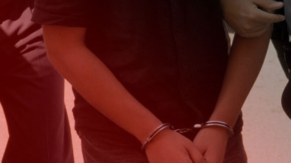 Karaköy'de dehşet! Genç kıza saldırıp yere yatırdı, sivil polisler kurtardı