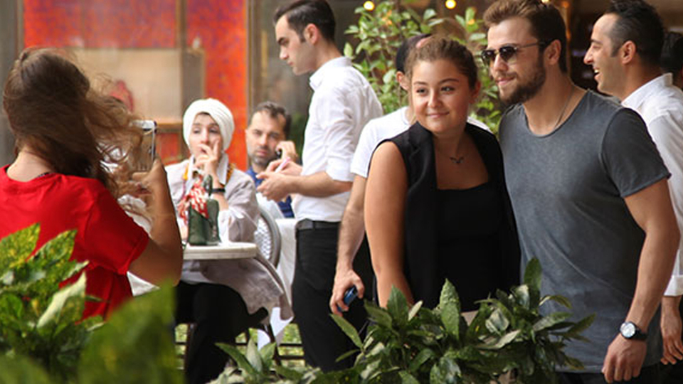 Tolga Sarıtaş'a yoğun ilgi