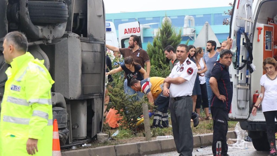 Manisa'da yolcu otobüsü devrildi: 1 ölü, 25 yaralı