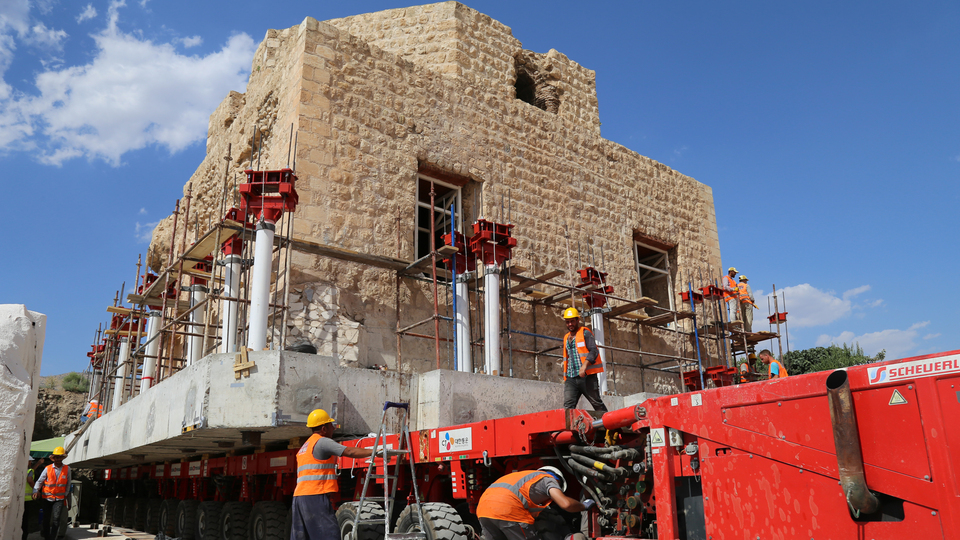 Tarihi Artuklu Hamamı böyle taşınıyor